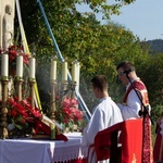 Msza św. pod XIX-wiecznym krzyżem na bielskim os. Langiewicza