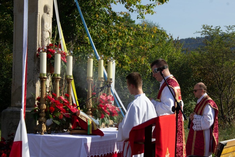 Msza św. pod XIX-wiecznym krzyżem na bielskim os. Langiewicza