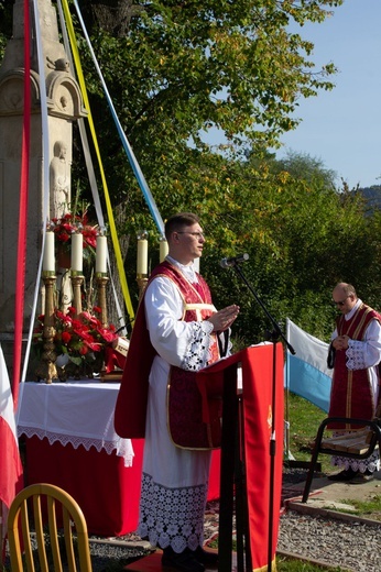 Msza św. pod XIX-wiecznym krzyżem na bielskim os. Langiewicza