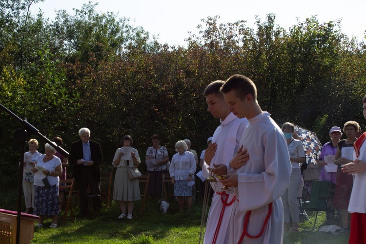 Msza św. pod XIX-wiecznym krzyżem na bielskim os. Langiewicza