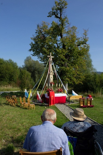 Msza św. pod XIX-wiecznym krzyżem na bielskim os. Langiewicza