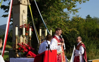 Ks. Marcin Hałas przy ołtarzu ustawionym przed XIX-wiecznym krzyżem na os. Langiewicza.