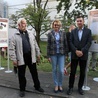 Do obejrzenia wystawy zachęcają (od lewej): Janusz Wieczorek, Anna Skubisz-Szymanowska i Dariusz Kupisz.