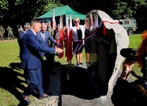 Kadyny. Odsłonięto obelisk poświęcony ofiarom zbrodni katyńskiej 