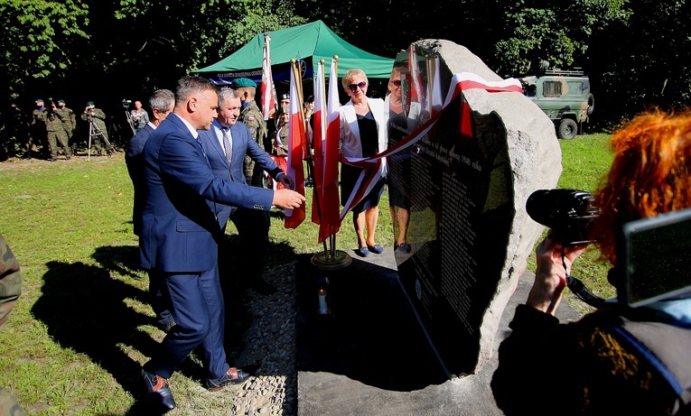 Kadyny. Odsłonięto obelisk poświęcony ofiarom zbrodni katyńskiej 