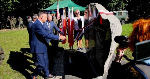 Kadyny. Odsłonięto obelisk poświęcony ofiarom zbrodni katyńskiej 