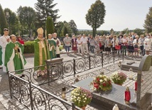 Bp Marek Mendyk przy symbolicznym grobie błogosławionego kapłana.