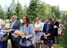 Rolnicy, dziękując za zbiory, przynieśli do ołtarza wieńce, a także świeże bochny.