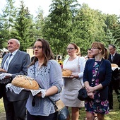 Rolnicy, dziękując za zbiory, przynieśli do ołtarza wieńce, a także świeże bochny.