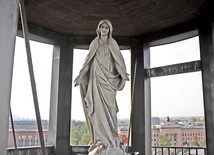 Maryjna rzeźba znajduje się „w towarzystwie” rzeźby św. Barbary, której losy były podobne, a dziś wieńczy nieodległy gmach główny AGH.