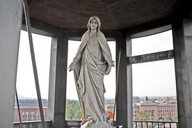 Maryjna rzeźba znajduje się „w towarzystwie” rzeźby św. Barbary, której losy były podobne, a dziś wieńczy nieodległy gmach główny AGH.