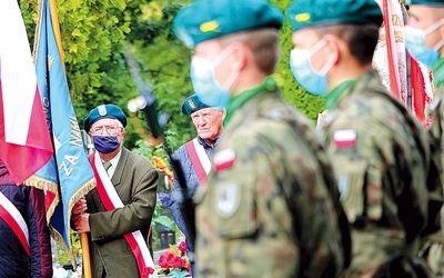 Druga część uroczystości rocznicowych odbyła się tuż po Eucharystii pod krzyżem katyńskim.