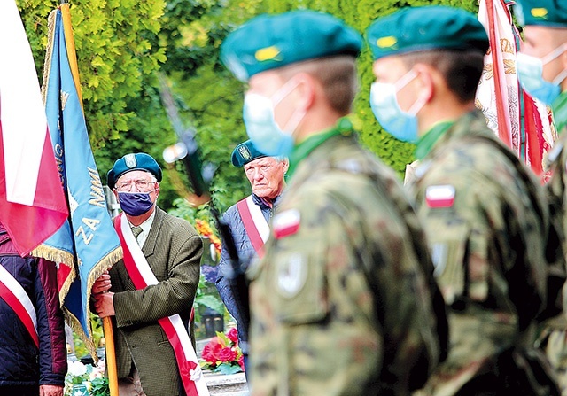 Druga część uroczystości rocznicowych odbyła się tuż po Eucharystii pod krzyżem katyńskim.