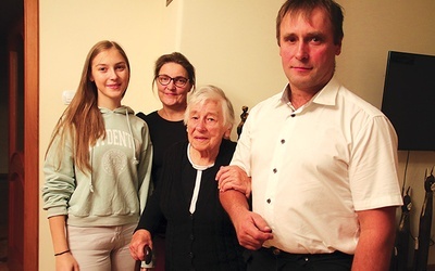Nestorka rodu z (od lewej): wnuczką Natalią, synową Aurelią i synem Andrzejem.