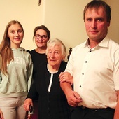Nestorka rodu z (od lewej): wnuczką Natalią, synową Aurelią i synem Andrzejem.