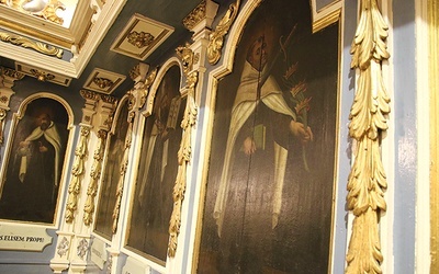 W zabytkowych stallach oborskich (po lewej stronie patrząc na prezbiterium) znajduje się obraz świętego męczennika karmelitańskiego.