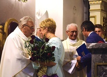 Gratulacje dla ks. prał. Józefa Leśniaka i ks. kan. Franciszka Malarza.