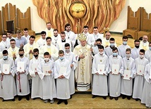 	23 chłopaków otrzymało poświęcone przez biskupa krzyże.