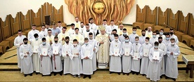 	23 chłopaków otrzymało poświęcone przez biskupa krzyże.