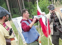 Dariusz Kamiński wydaje dyspozycje przed rozgrywką.
