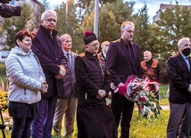 Uczestnicy uroczystości złożyli kwiaty pod pomnikiem upamiętniającym żołnierzy Armii Krajowej.