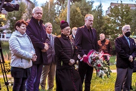 Uczestnicy uroczystości złożyli kwiaty pod pomnikiem upamiętniającym żołnierzy Armii Krajowej.