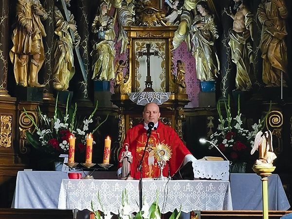 Relikwie wprowadził o. Rafał S. Pujsza CP.