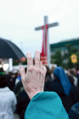 Jednym z miejsc corocznej modlitwy jest krzyż papieski na pl. Piłsudskiego. Po raz 5. w akcję włącza się również ks. Zbigniew Kras, kapelan Prezydenta RP.