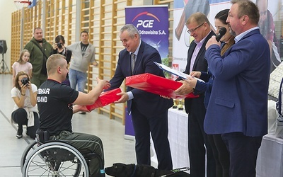 Gratulacje i nagrody dla najlepszych tenisistów.