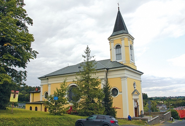 Neogotycka świątynia pw. św. Mateusza Apostoła.