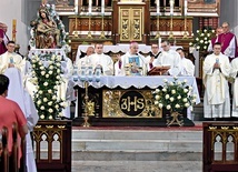 Wokół ołtarza zgromadzili się także duszpasterze z okolicznych parafii.