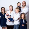 – Z punktu widzenia medycyny to, że mamy dzieci, jest ogromnym cudem – mówi Mateusz. Na zdjęciu wraz z żoną Ewą oraz ich pociechami: Kasią, Rafałem, Sarą, Łucją i Michałkiem.