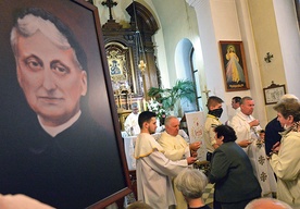 Trwają modły o cud za wstawiennictwem matki Kazimiery.  Jest on niezbędny,  aby proces beatyfikacyjny dobiegł końca.