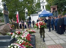 Na zakończenie uroczystości przy pomniku katyńskim złożono wieńce  i wiązanki kwiatów. Na zdjęciu hołd pomordowanym oddają reprezentanci służb mundurowych.
