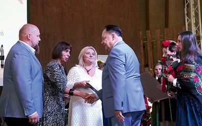 Nagrodę z rąk marszałka Adama Struzika odbierają pracownicy skansenu z dyrektorką Iloną Jaroszek (trzecia z lewej).