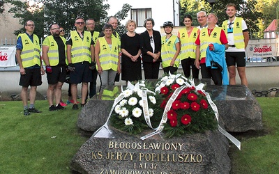 Nasi pielgrzymi z Beatą Pawelec (piąta od prawej) oraz Jerzym Skórkiewiczem (trzeci od prawej), Urszulą Furtak, prezes AK w Polsce (szósta od prawej), i Teresą Połeć.