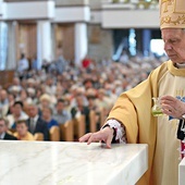 Biskup Henryk Tomasik namaścił ołtarz, serce kościoła, miejsce, gdzie są sprawowane Msze św.