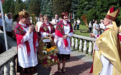 Bp Tomasik pobłogosławił dożynkowe wieńce, które zostały złożone przed ołtarzem.