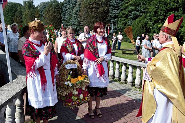 Bp Tomasik pobłogosławił dożynkowe wieńce, które zostały złożone przed ołtarzem.