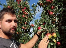 Adam Tarno gospodaruje na blisko 100 hektarach upraw owocowych i warzywnych.