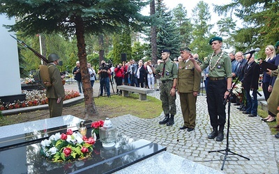 Apel przed pomnikiem katyńskim.