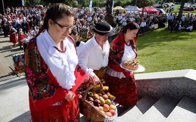 Procesja z darami z czarnopotockich sadów.