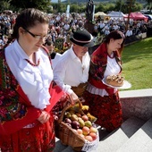 Procesja z darami z czarnopotockich sadów.