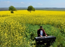 Nauczyciel muzyki Cemil Ceylan gra na pianinie 
na polu k. Samsun w Turcji.
4.05.2020 Turcja