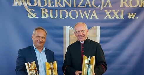 Nagrodę odebrali ks. Bogumił Karp i Marek Hałon z firmy Castellum.