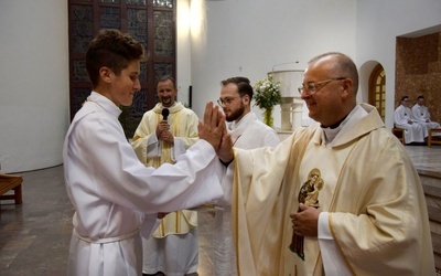 Rozdanie świadectw ukończenia kursu ceremoniarza i... piątka od ks. proboszcza.