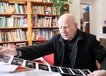 Ks. Jan Pęzioł pokazuje dokumentację potwierdzajacą jedno z uzdrowień.