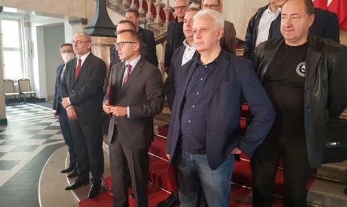 Katowice. Porozumienie w sprawie górnictwa podpisane. Kopalnie do 2049 roku, "nikt nie straci pracy"