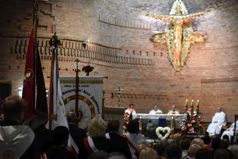 Pielgrzymka Straży Honorowej NSPJ do Biadolin