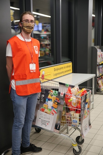 Zbiórka żywności. "Tak. Pomagam"